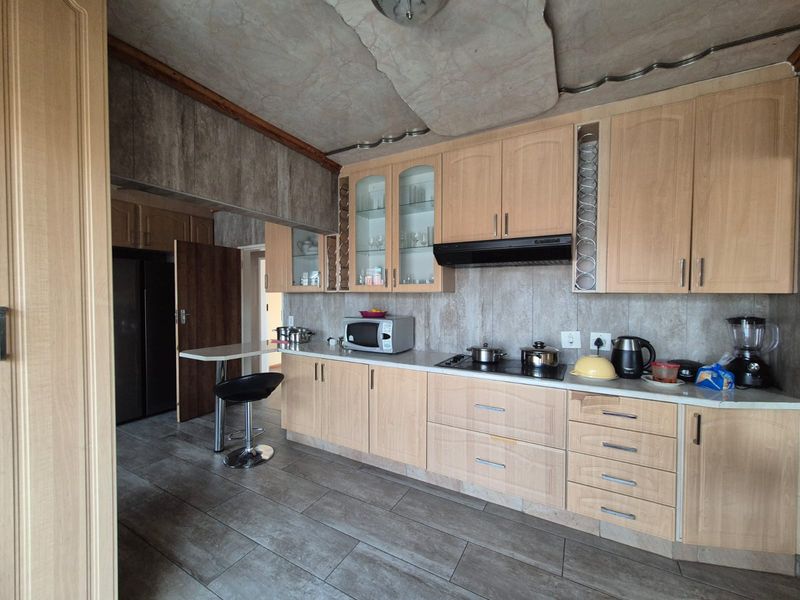 !Spacious family home on a massive stand over 1000m2 with Privacy, Space, and Off-grid power! - Photo 2