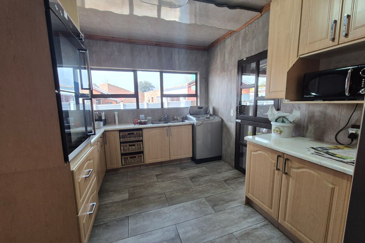 !Spacious family home on a massive stand over 1000m2 with Privacy, Space, and Off-grid power! - Photo 3