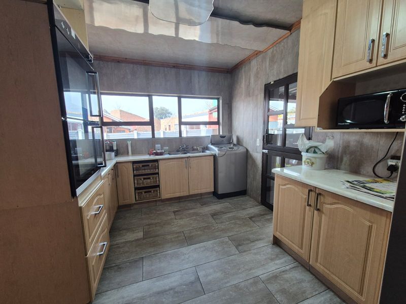 !Spacious family home on a massive stand over 1000m2 with Privacy, Space, and Off-grid power! - Photo 3
