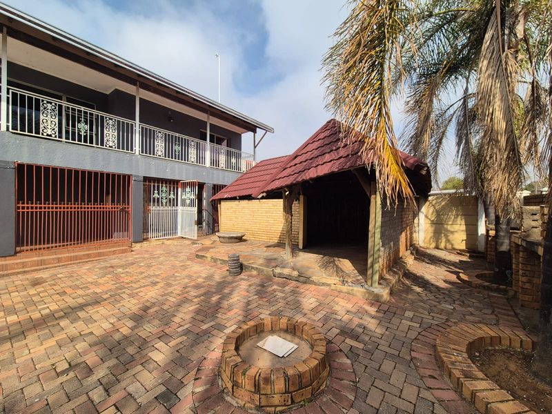!Spacious family home on a massive stand over 1000m2 with Privacy, Space, and Off-grid power! - Photo 9