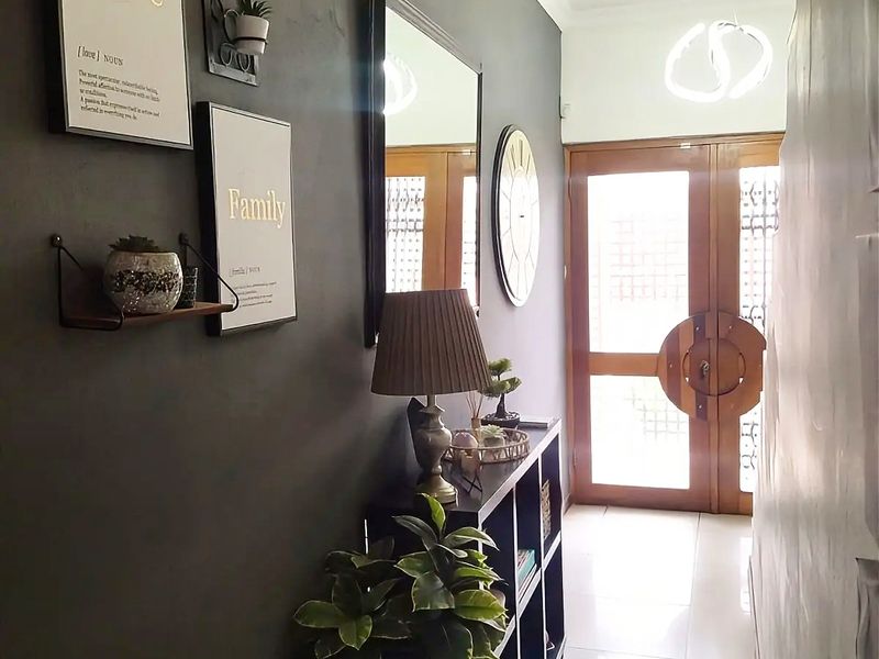 Luxurious Family Home in a Prestigious Riverside Estate. - Photo 8