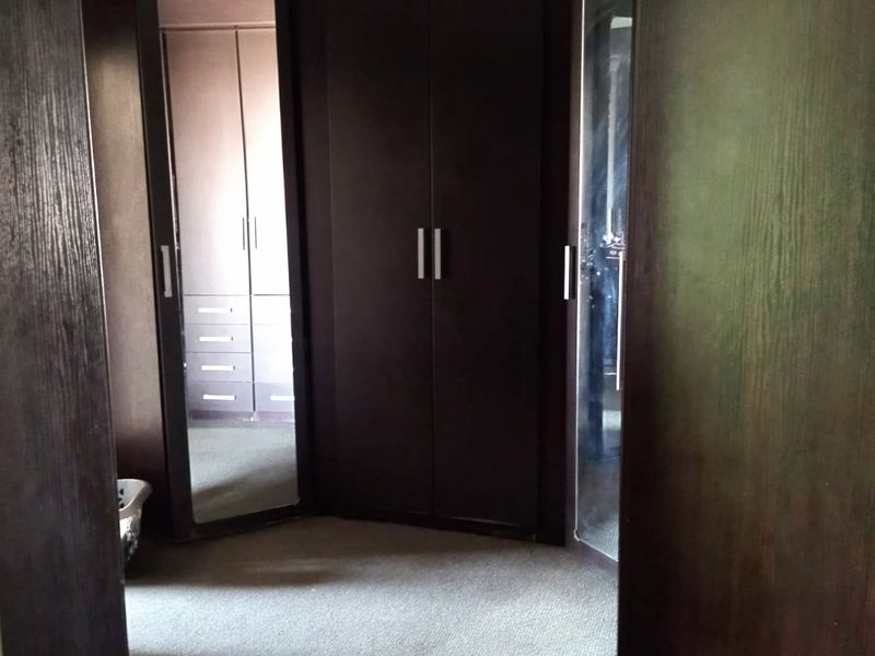 Luxurious Family Home in a Prestigious Riverside Estate. - Photo 6