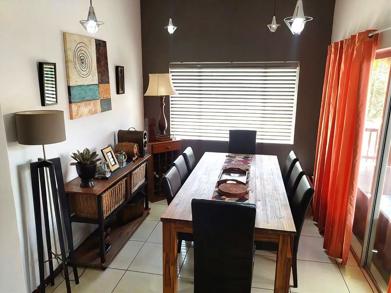 Luxurious Family Home in a Prestigious Riverside Estate. - Photo 2