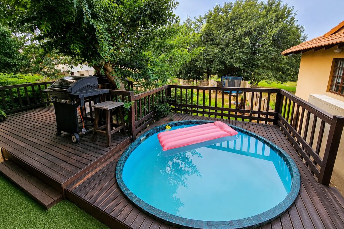 Luxurious Family Home in a Prestigious Riverside Estate. - Photo 4