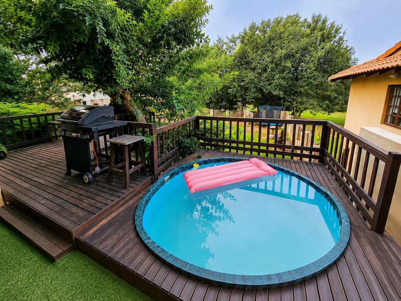 Luxurious Family Home in a Prestigious Riverside Estate. - Photo 4