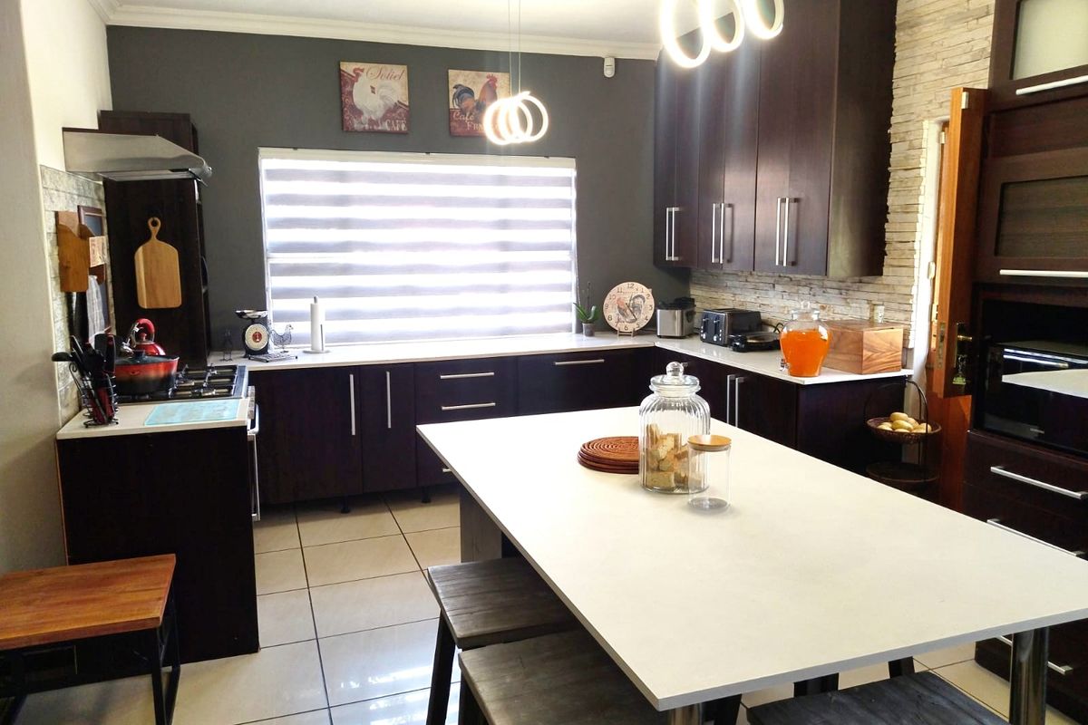 Luxurious Family Home in a Prestigious Riverside Estate. - Photo 5