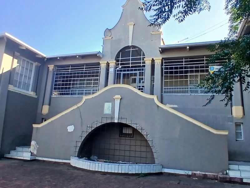 Calling all investors for this prime commercial property - Photo 1