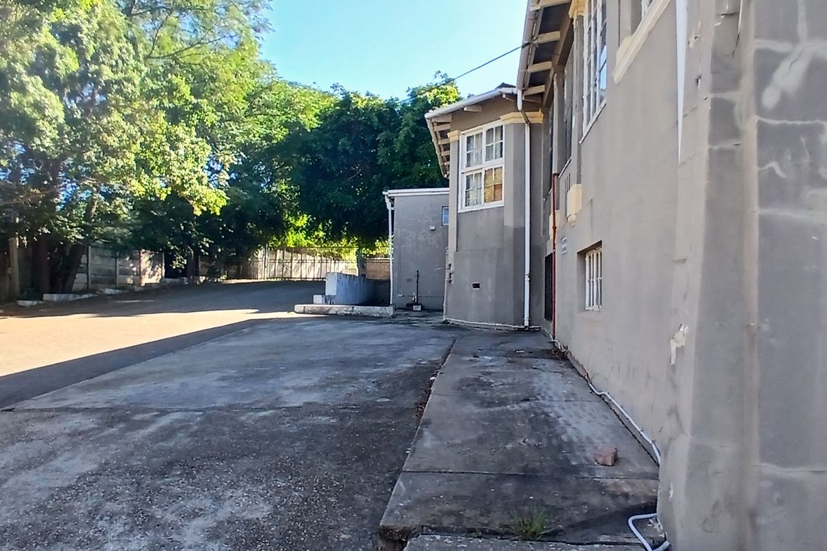 Calling all investors for this prime commercial property - Photo 3