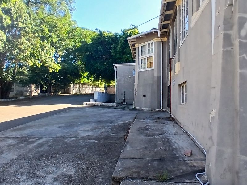 Calling all investors for this prime commercial property - Photo 3