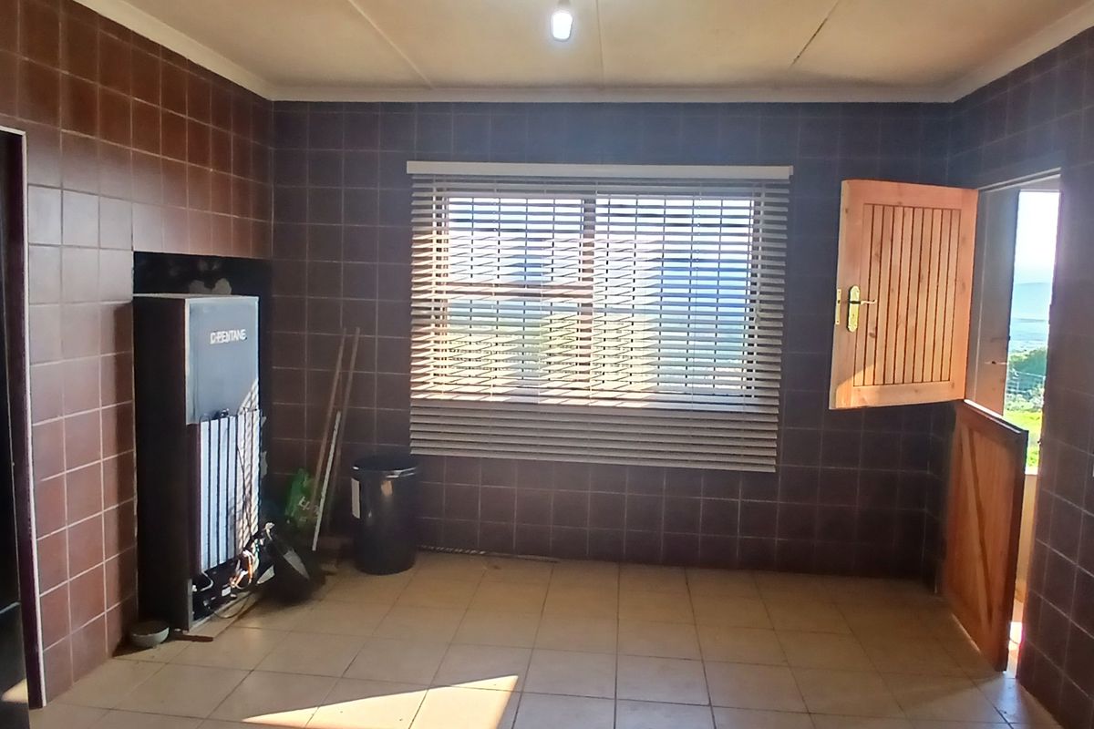 Smallholding close to Uitenhage and easy access to main road - Photo 5