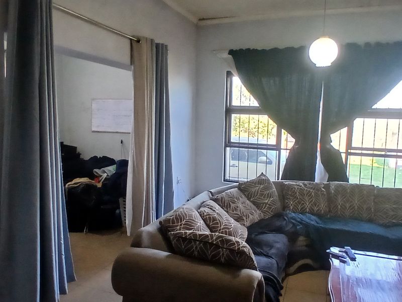 Smallholding close to Uitenhage and easy access to main road - Photo 8