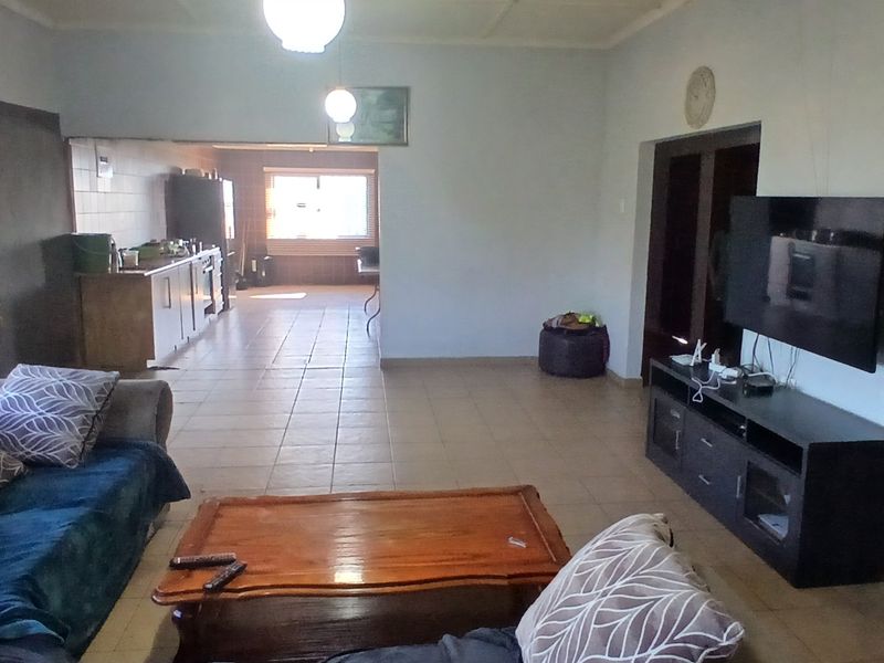 Smallholding close to Uitenhage and easy access to main road - Photo 7