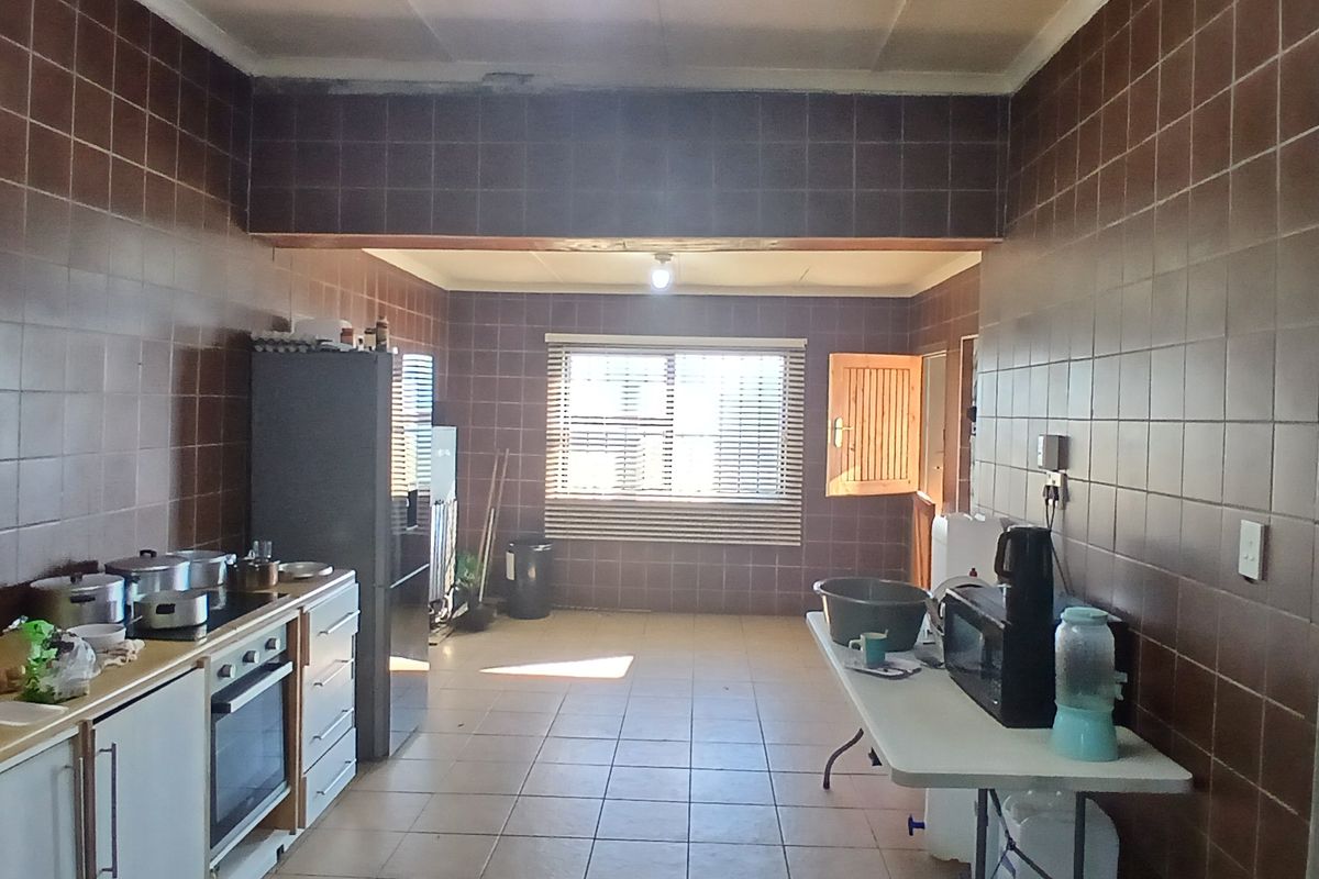Smallholding close to Uitenhage and easy access to main road - Photo 4