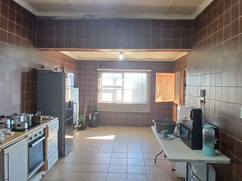 Smallholding close to Uitenhage and easy access to main road - Photo 4