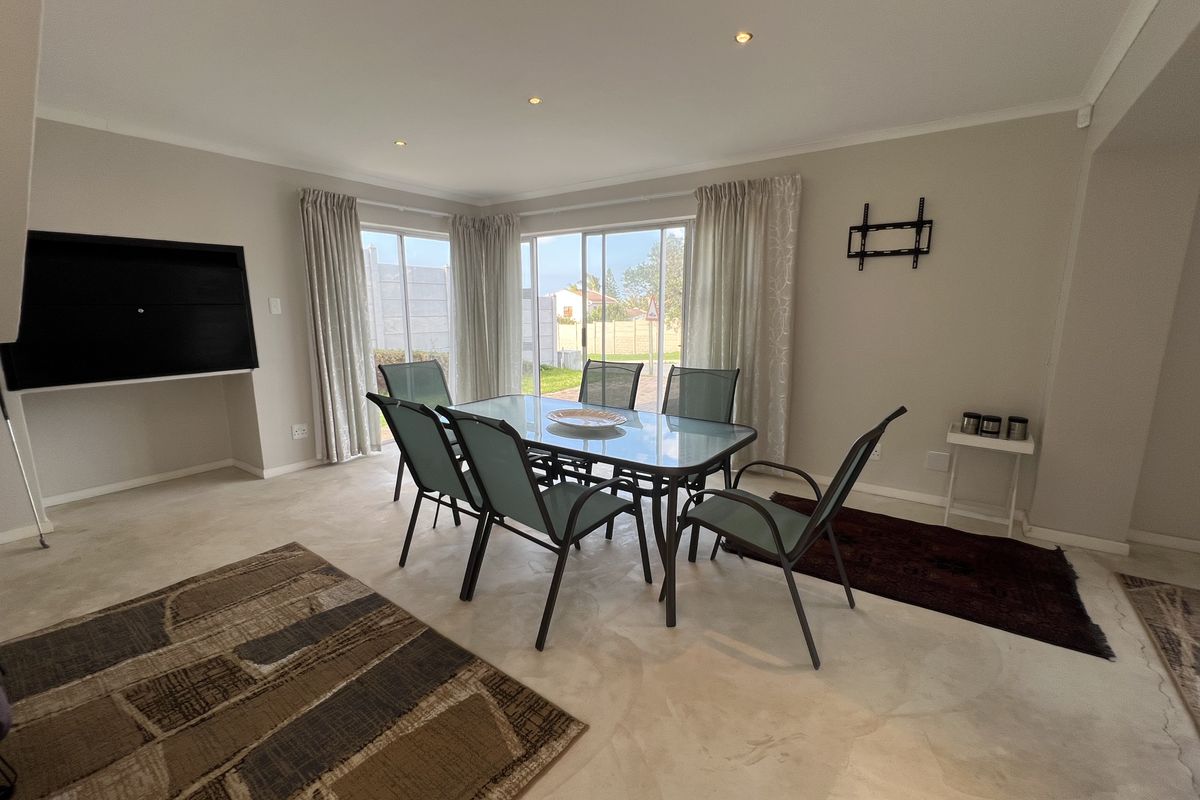 Prime Location • Double Storey • Spectacular Sea Views - Photo 4