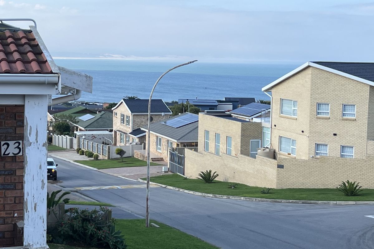 Prime Location • Double Storey • Spectacular Sea Views - Photo 2