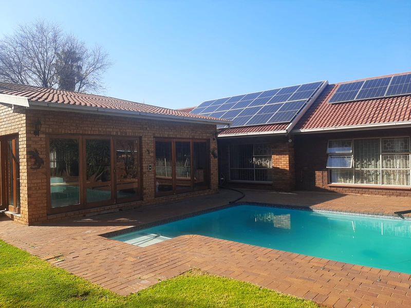 Elegant 4-Bedroom Family Home in a Secure Boomed-Off Area - Photo 1