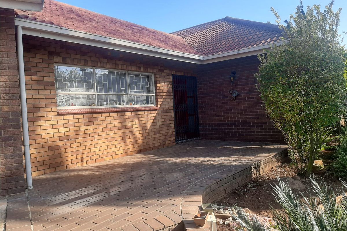 Elegant 4-Bedroom Family Home in a Secure Boomed-Off Area - Photo 5