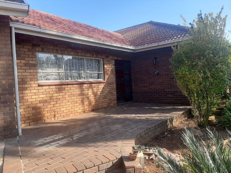 Elegant 4-Bedroom Family Home in a Secure Boomed-Off Area - Photo 5