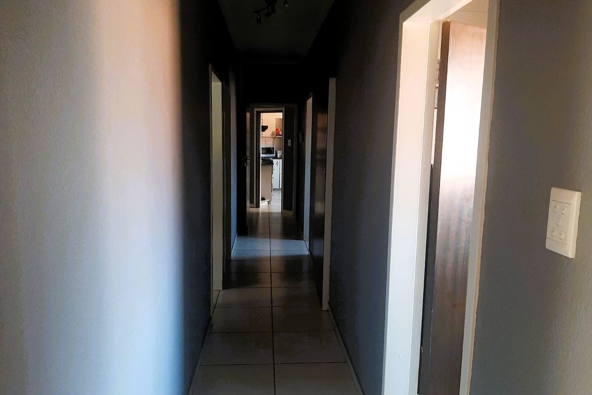 Elegant 4-Bedroom Family Home in a Secure Boomed-Off Area - Photo 4
