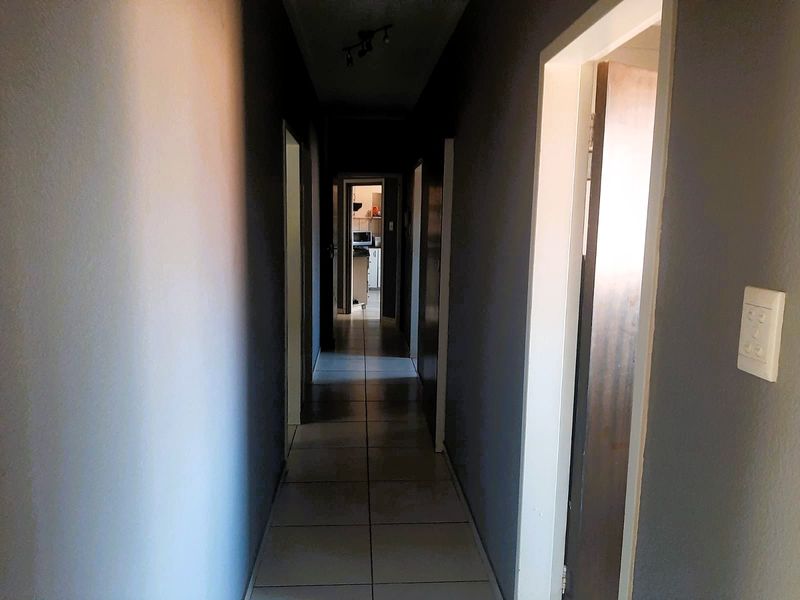 Elegant 4-Bedroom Family Home in a Secure Boomed-Off Area - Photo 4
