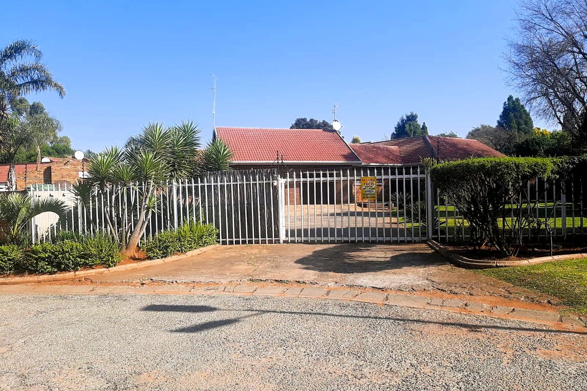 Elegant 4-Bedroom Family Home in a Secure Boomed-Off Area - Photo 3
