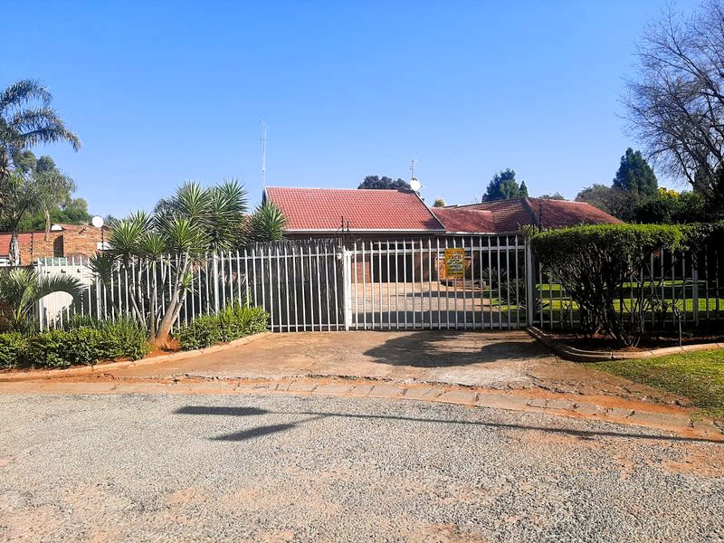 Elegant 4-Bedroom Family Home in a Secure Boomed-Off Area - Photo 3