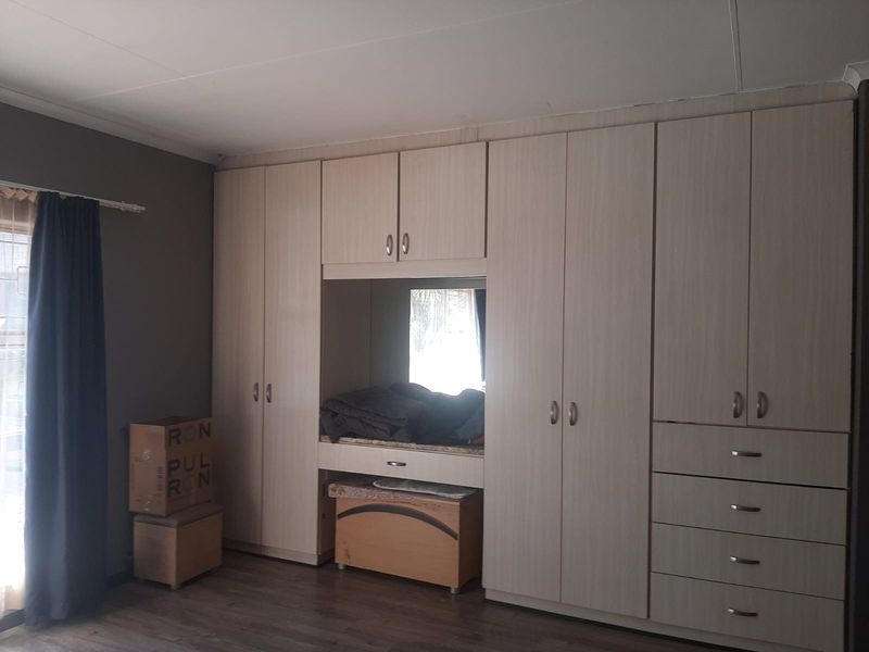 Elegant 4-Bedroom Family Home in a Secure Boomed-Off Area - Photo 8