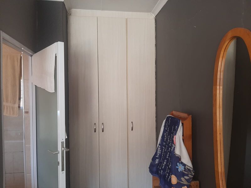 Elegant 4-Bedroom Family Home in a Secure Boomed-Off Area - Photo 7