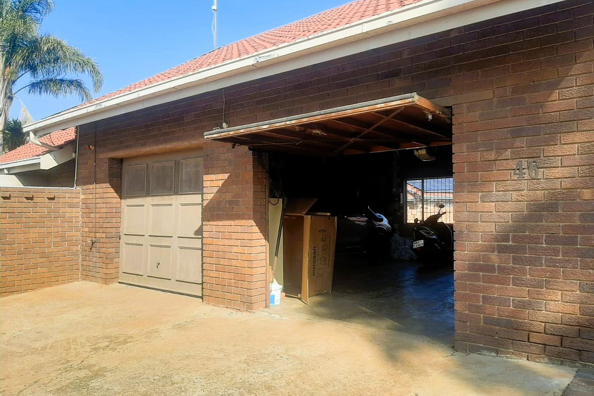 Elegant 4-Bedroom Family Home in a Secure Boomed-Off Area - Photo 2