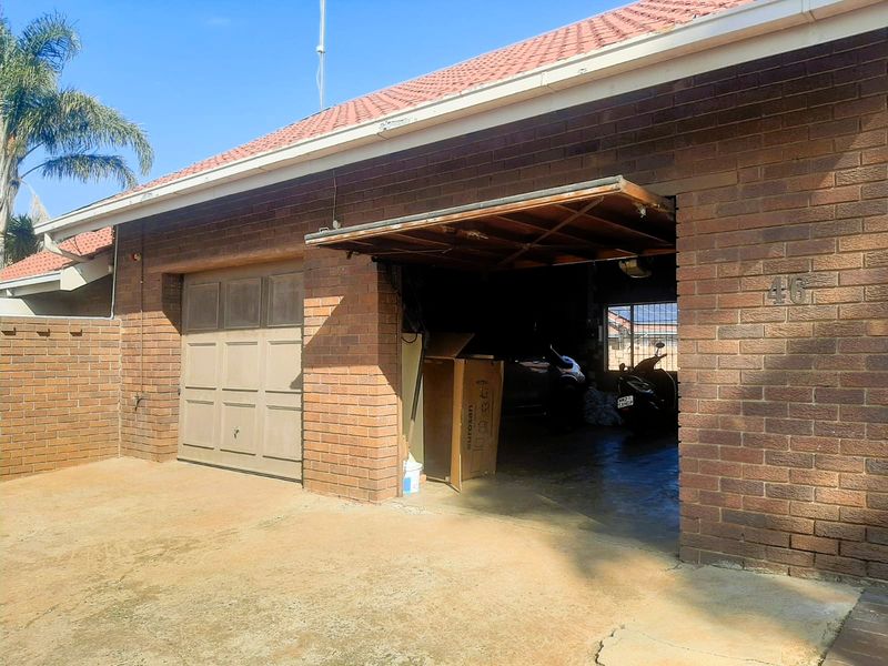 Elegant 4-Bedroom Family Home in a Secure Boomed-Off Area - Photo 2