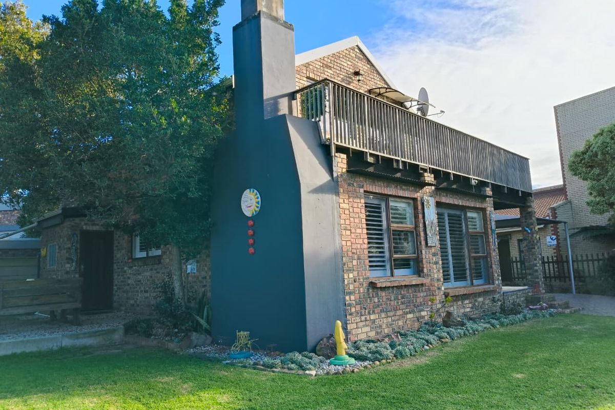 Double-Storey Facebrick Home with Distant Sea Views - Photo 2