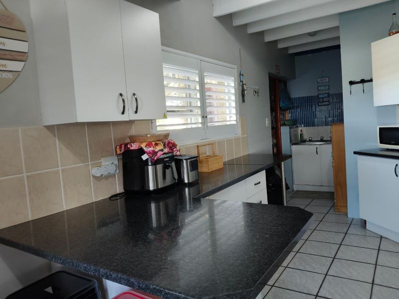 Double-Storey Facebrick Home with Distant Sea Views - Photo 10