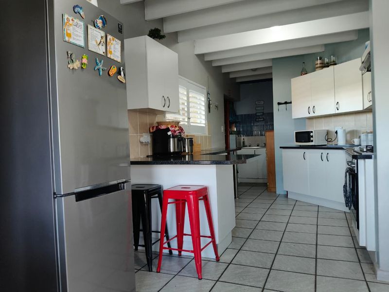 Double-Storey Facebrick Home with Distant Sea Views - Photo 9