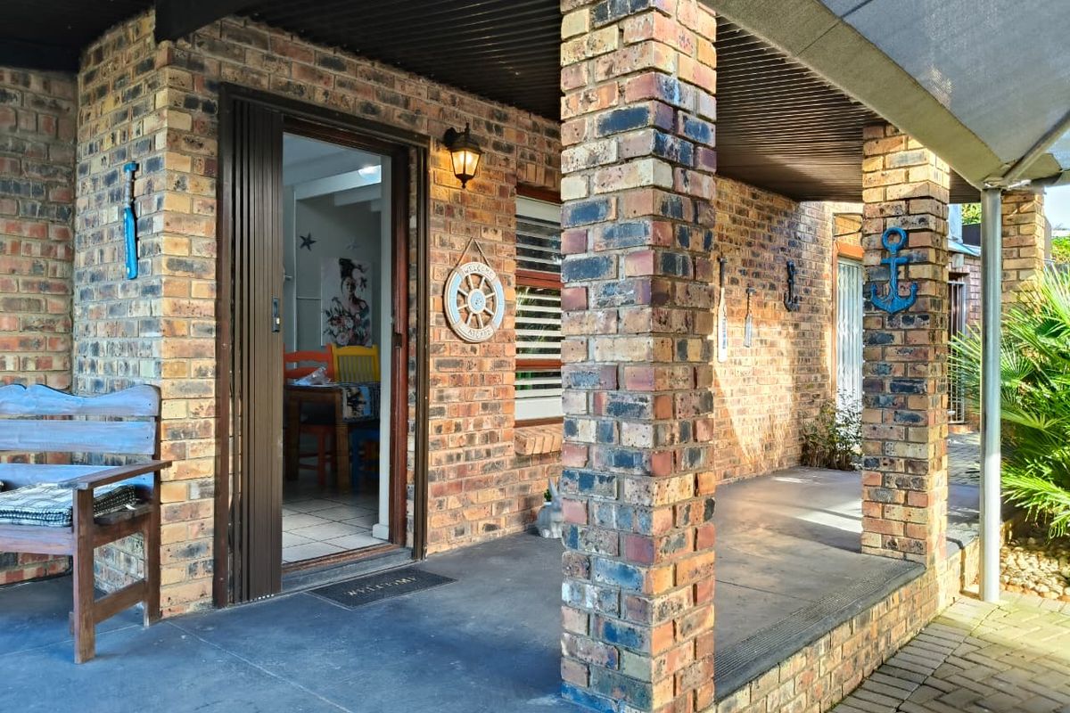 Double-Storey Facebrick Home with Distant Sea Views - Photo 5