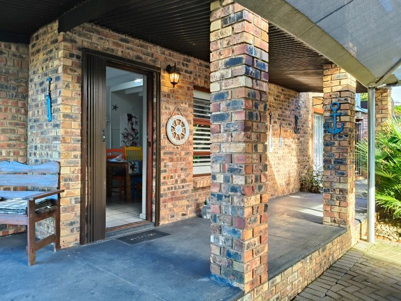 Double-Storey Facebrick Home with Distant Sea Views - Photo 5