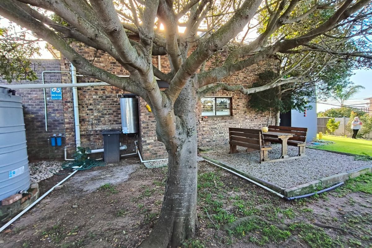 Double-Storey Facebrick Home with Distant Sea Views - Photo 4