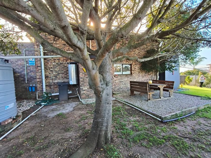 Double-Storey Facebrick Home with Distant Sea Views - Photo 4
