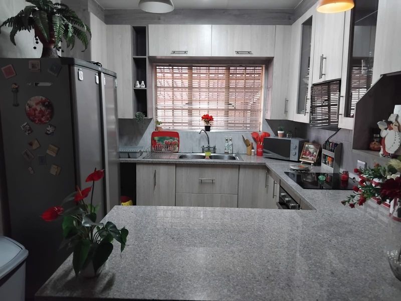 Charming 2-Bedroom Home with Entertainment Area, Splash Pool and JoJo Tank - Photo 8