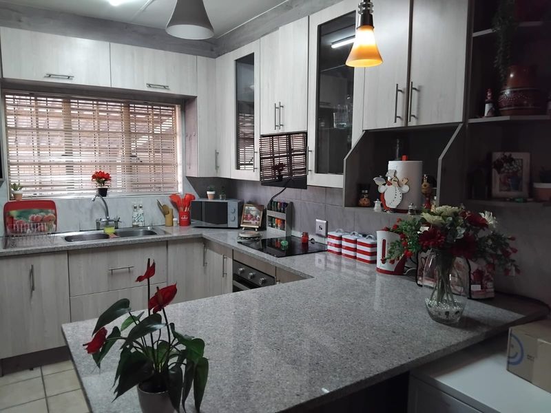 Charming 2-Bedroom Home with Entertainment Area, Splash Pool and JoJo Tank - Photo 7