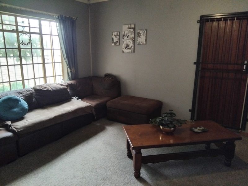 Charming 2-Bedroom Home with Entertainment Area, Splash Pool and JoJo Tank - Photo 2