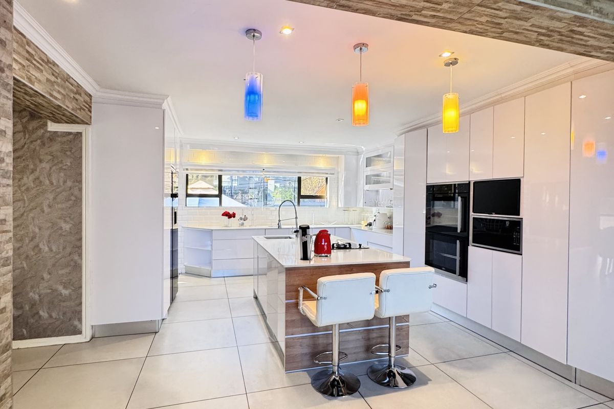 Luxury Family Living in The Ridge Estate - Photo 3
