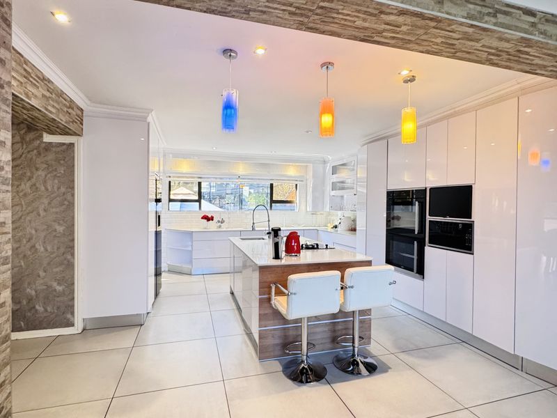 Luxury Family Living in The Ridge Estate - Photo 3