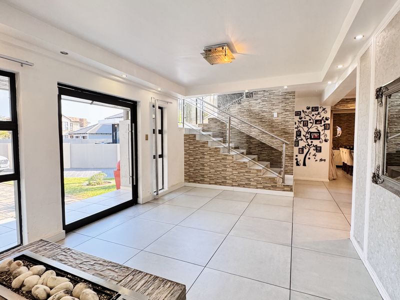 Luxury Family Living in The Ridge Estate - Photo 10