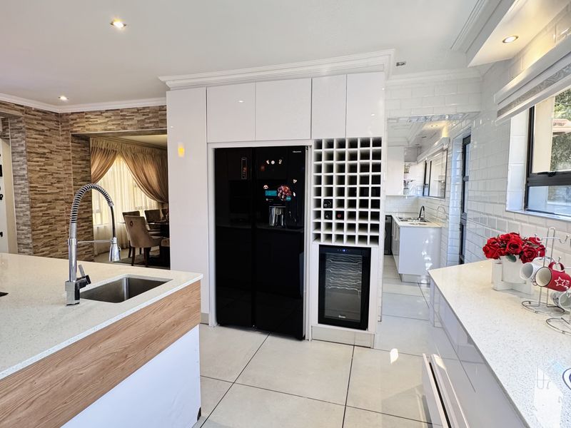 Luxury Family Living in The Ridge Estate - Photo 6