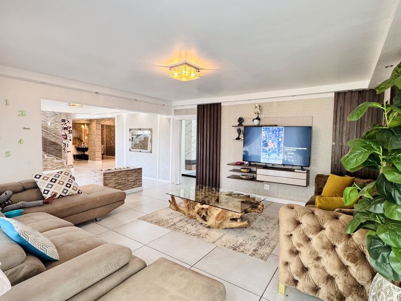 Luxury Family Living in The Ridge Estate - Photo 8