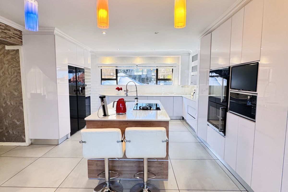 Luxury Family Living in The Ridge Estate - Photo 5