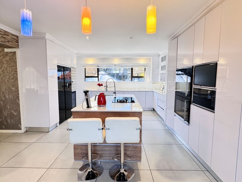 Luxury Family Living in The Ridge Estate - Photo 5