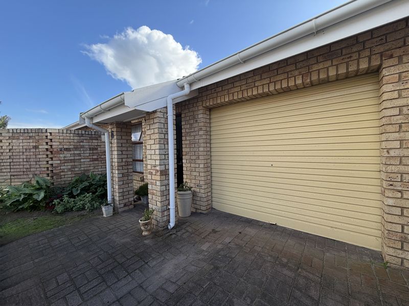 Townhouse o sale in Aston Bay - Photo 1