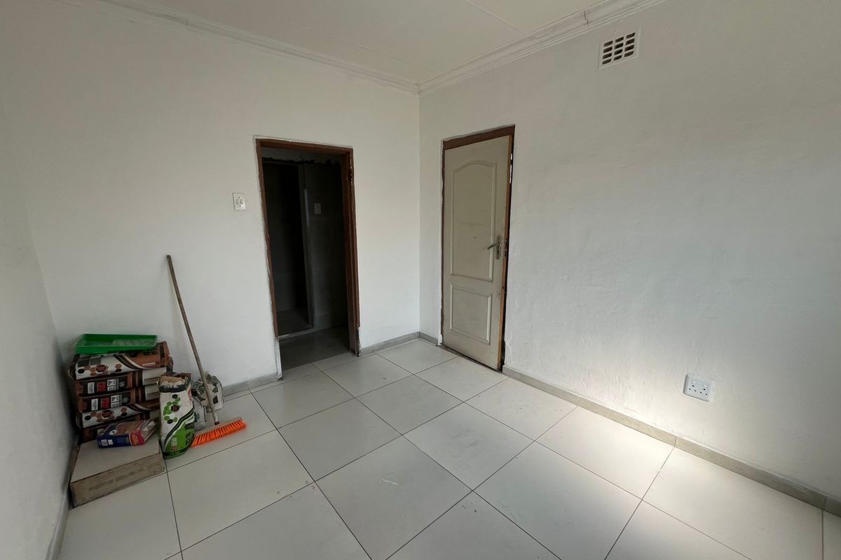 Bachelor Flat to Rent with Garage - Photo 2